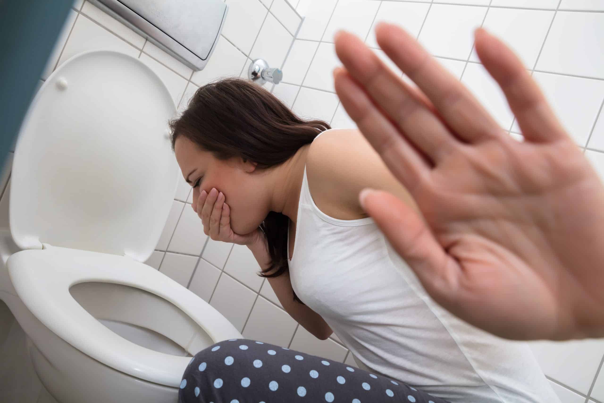 Женщина терпит в туалет
