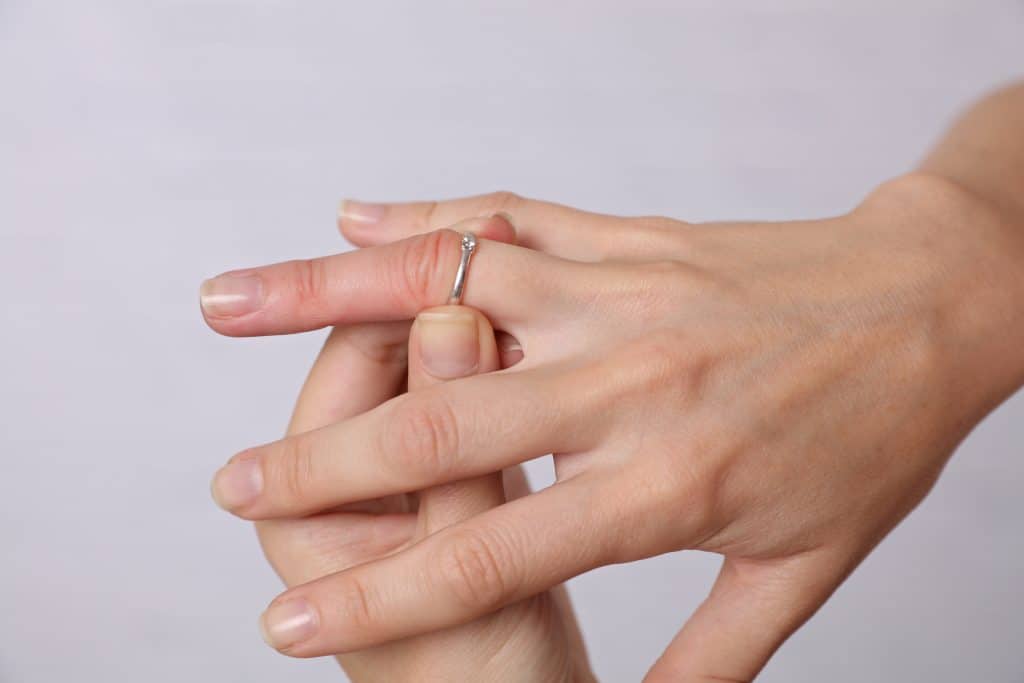 Kako skinuti prsten sa natečenog prsta
