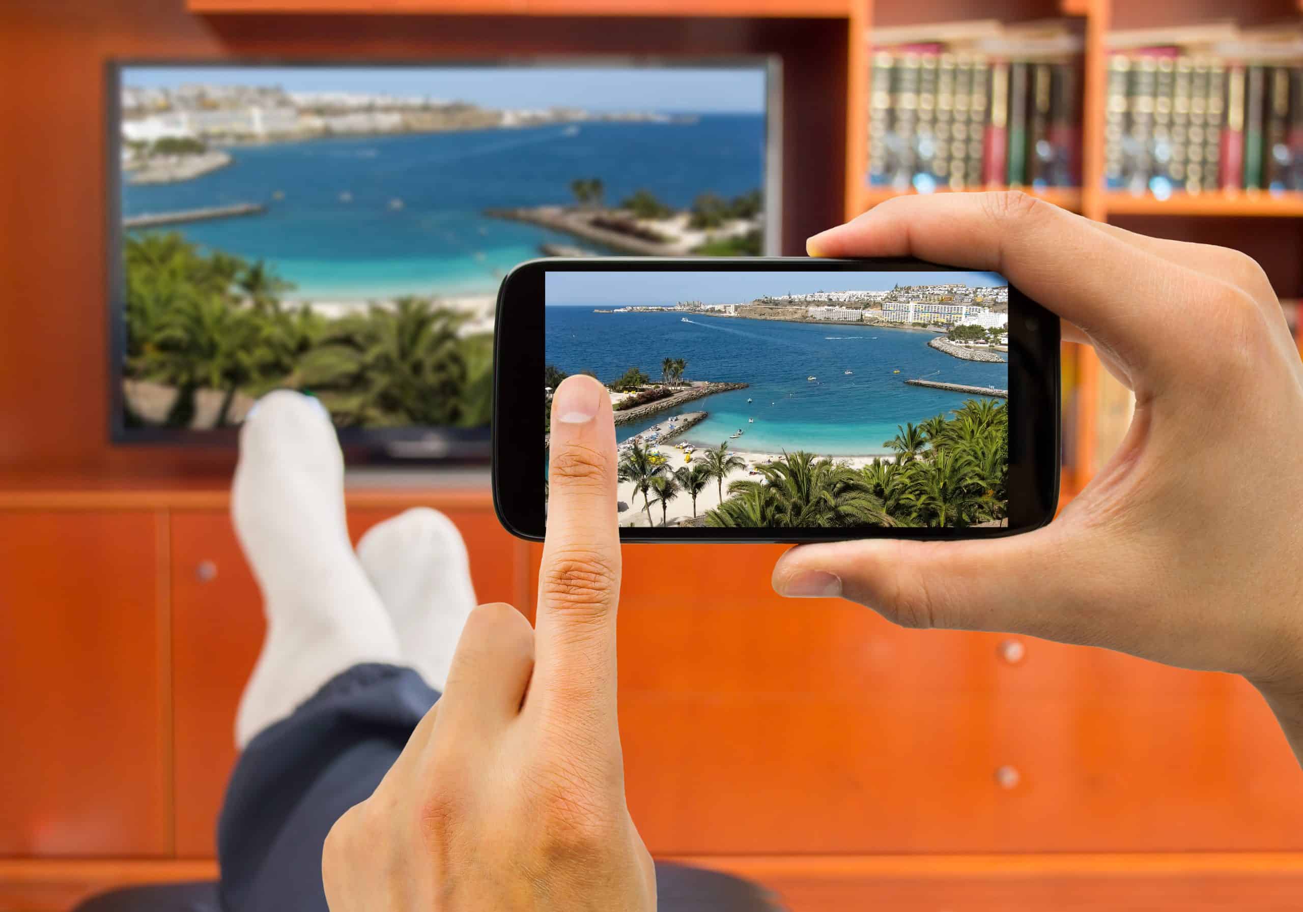 мобильник с телевизором. мобильник с телевизором. смартфон телевизора приложение. пульт управления смартфоном. с экрана смартфона на телевизор.