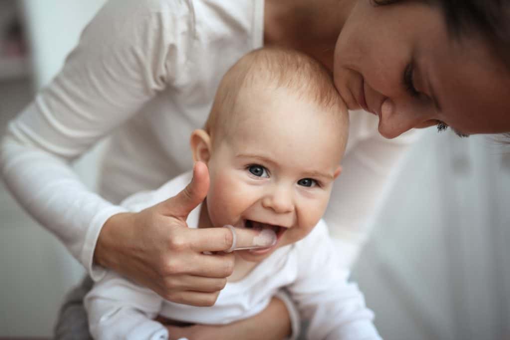 Zubi kod beba - kada izbijaju i kako pomoći