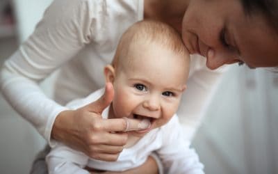 Zubi kod beba – kada izbijaju i kako pomoći