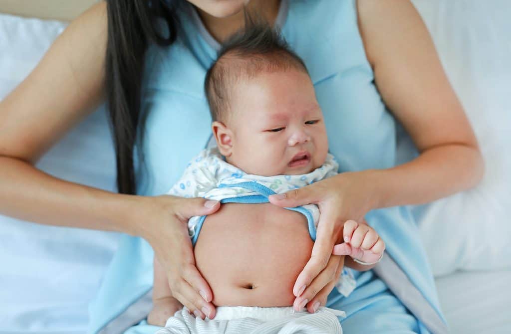Grčevi kod bebe - kad počinju, koliko traju i kako prepoznati