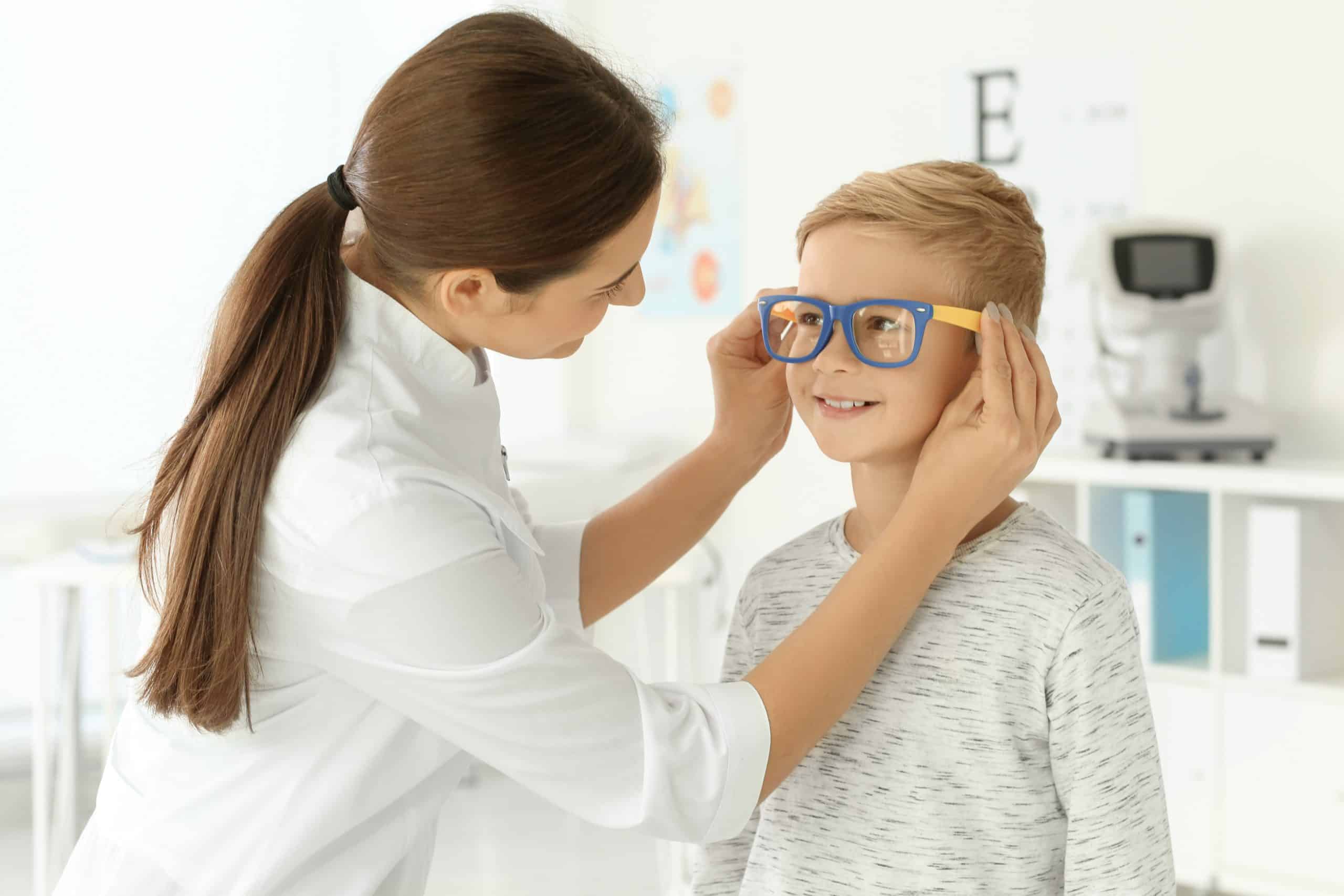 Врач зрение очки. Ребенок на приеме у офтальмолога. Ребенок у врача офтальмолога. Подобрать очки ребенку. Прием у окулиста.
