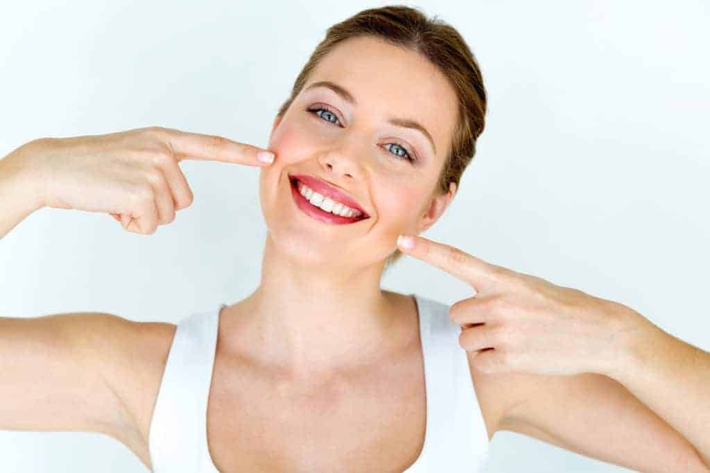 2 sastojka za duplo bjelije zube: Izbijelite ih kod kuće za 1 minutu, bez odlaska zubaru!