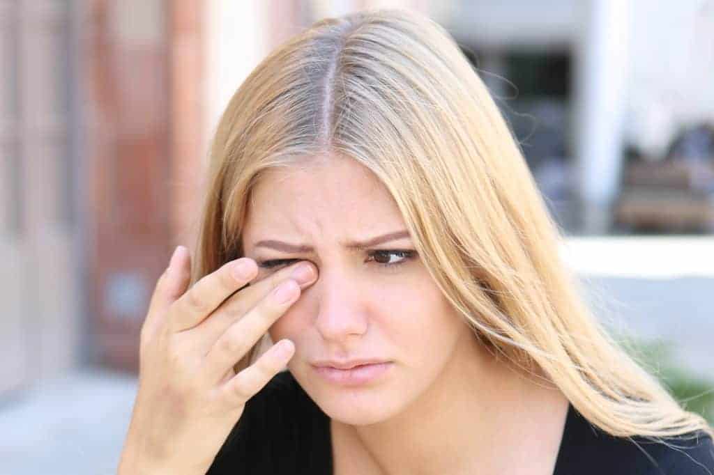 Pijesak u očima - uzrok, simptomi, liječenje