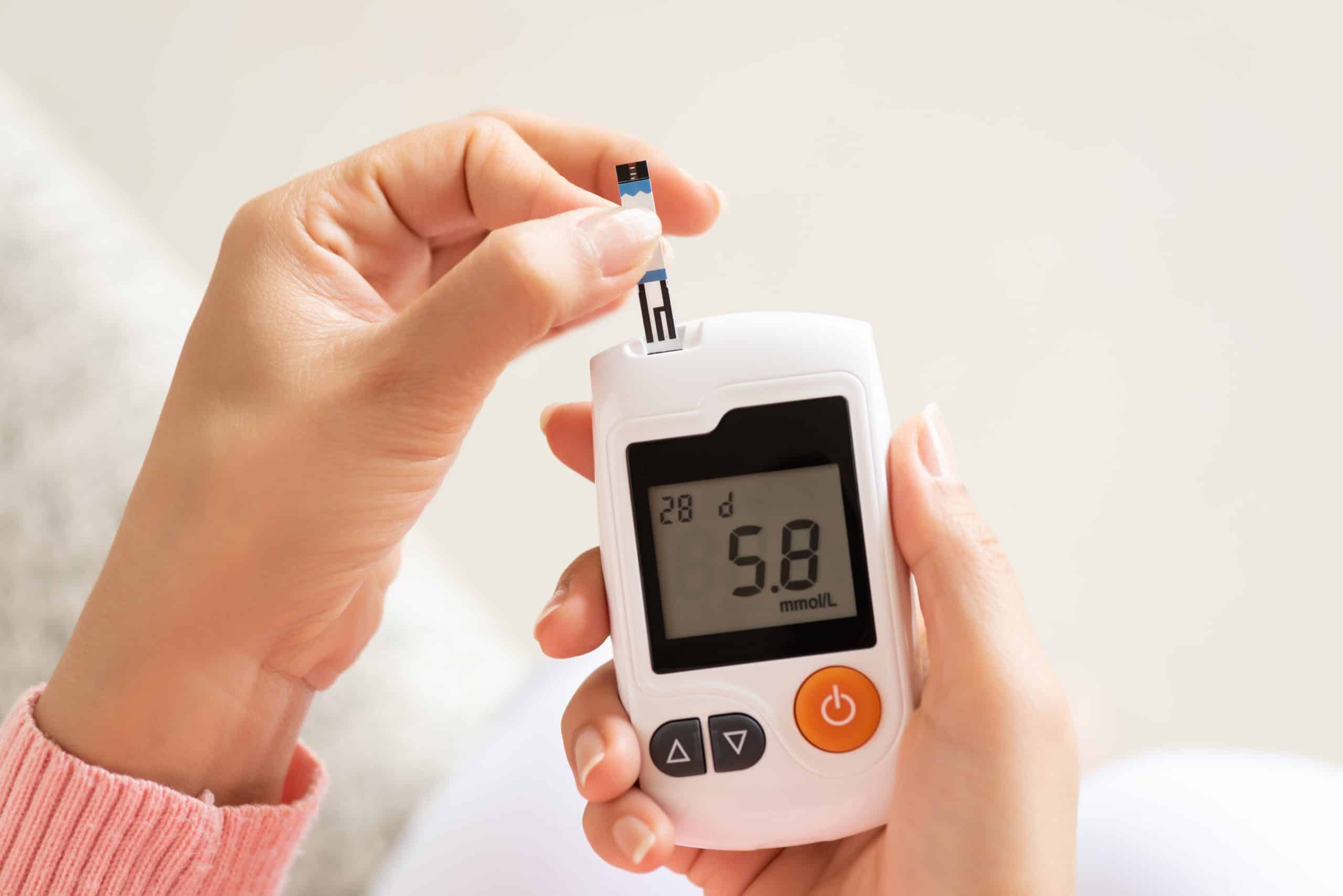 Астма и сахарный диабет. Blood glucose глюкометр. Сахарный диабет 1 типа глюкометр. Сахарный диабет 2 типа глюкометр. Глюкометр в руке.