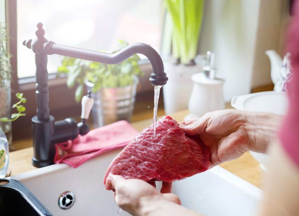 Perete li meso prije kuhanja, griješite u startu! Evo što zapravo trebate napraviti.