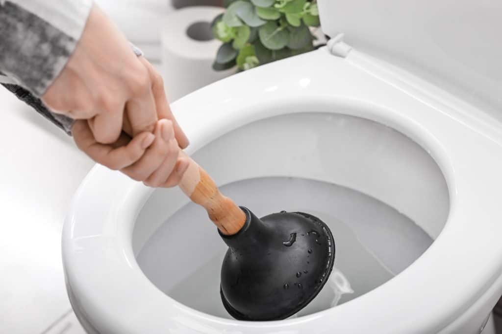 Ako vam se zaštopa WC školjka napravite samo jednu stvar: Majstor vam više nikada neće trebati!