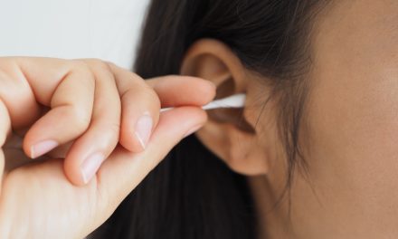Blokada ušnim voskom – uzrok, simptomi, liječenje