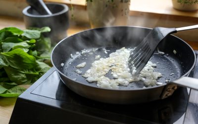 Kako dinstati luk, a da se kuća ne usmrdi: Profesionalni kuhari otkrili moćan trik