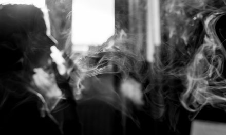 Riješite se mirisa cigarete u tren oka. 5 brzih načina kako ukloniti dim iz prostorije i odjeće