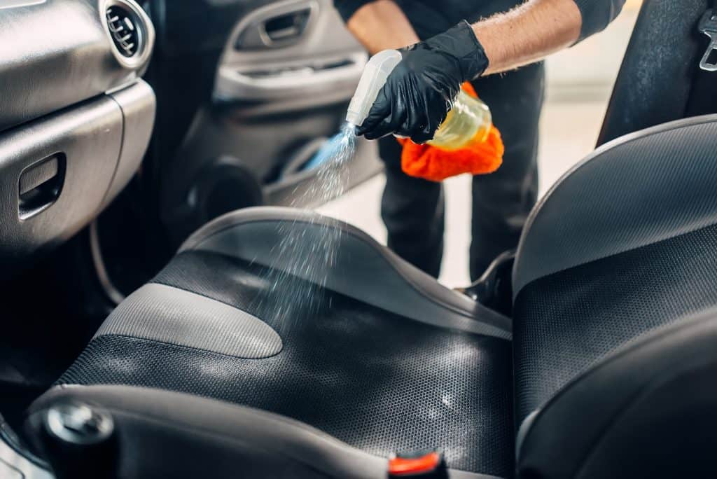 Ne treba vam kemijsko ni dubinsko čišćenje. Evo kako možete sami očistiti sjedala u svom automobilu: Genijalan trik koji vrijedi isprobati