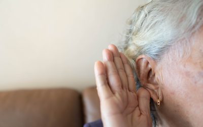 Prezbiakuzija – staračka nagluhost – uzrok, simptomi, liječenje