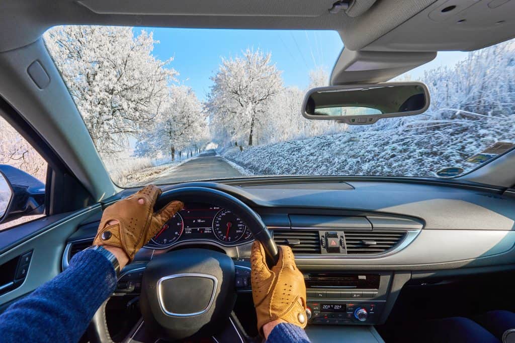 Ne zagrijavajte zimi auto prije nego sjednete u njega. Evo i zašto.