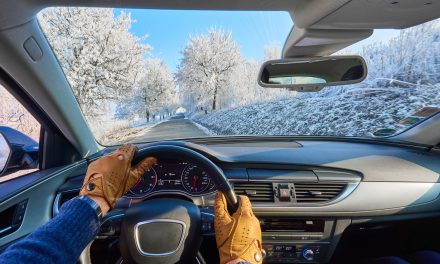 Ne zagrijavajte zimi auto prije nego sjednete u njega. Evo i zašto.