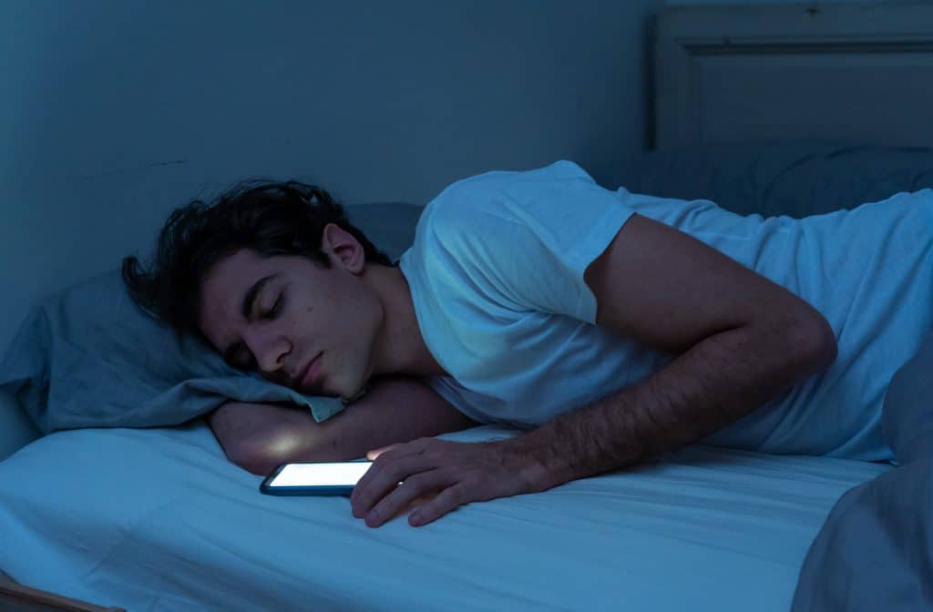 Spavate li s mobitelom pored sebe? Evo što vam se može dogoditi, izbjegnite užasne posljedice.