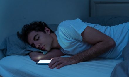 Spavate li s mobitelom pored sebe? Evo što vam se može dogoditi, izbjegnite užasne posljedice.