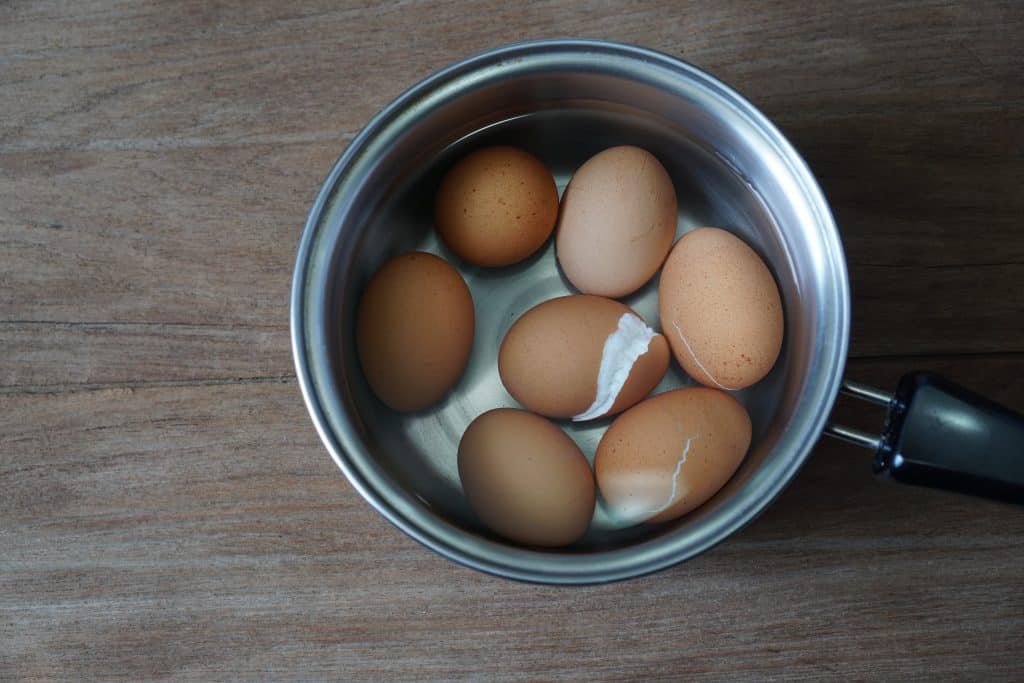 Ovako ćete skuhati jaja bez da vam puknu: U vodu dodajte samo jednu stvar - bit ćete nam zahvalni!