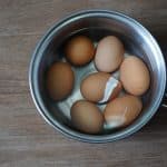Ovako ćete skuhati jaja bez da vam puknu: U vodu dodajte samo jednu stvar – bit ćete nam zahvalni!