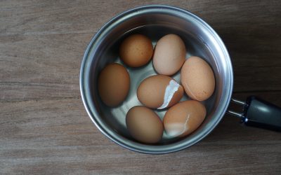 Ovako ćete skuhati jaja bez da vam puknu: U vodu dodajte samo jednu stvar – bit ćete nam zahvalni!