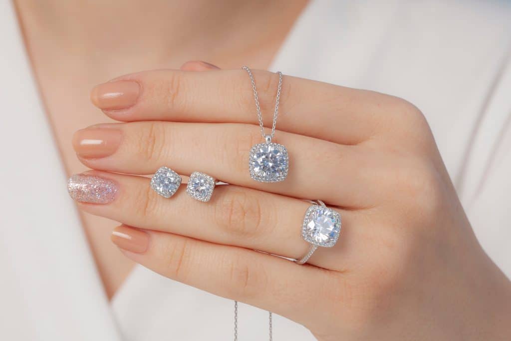 Kako čistiti i održavati dijamantni nakit