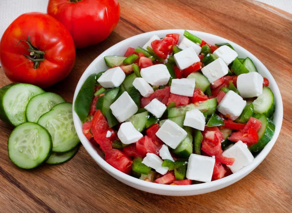 Svi jedemo salatu u ovoj kombinaciji. Stručnjaci su složni kako krastavce i paradajz nikada ne bi trebali jesti skupa. Evo i zašto.