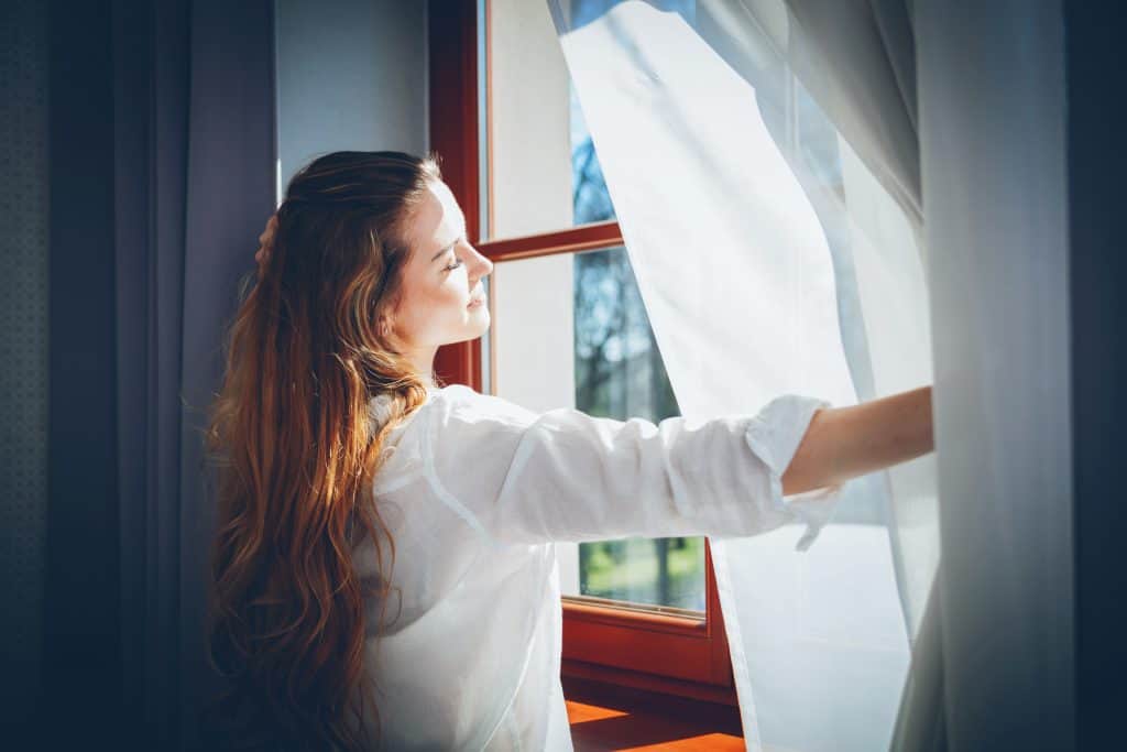 Ne treba vam mrežica na prozoru i vratima: Evo kako i uz otvoren prozor muhe i komarci neće ulaziti u vaš dom