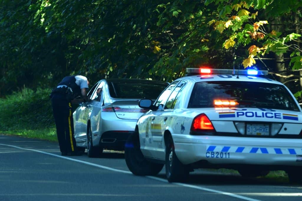 Da li znate zašto policajac uvijek dodirne auto kada vas zaustavi? Ovaj odgovor će vas iznenaditi.