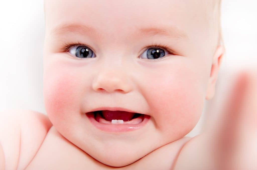 Kako izgledaju desni kod beba kad niču zubi