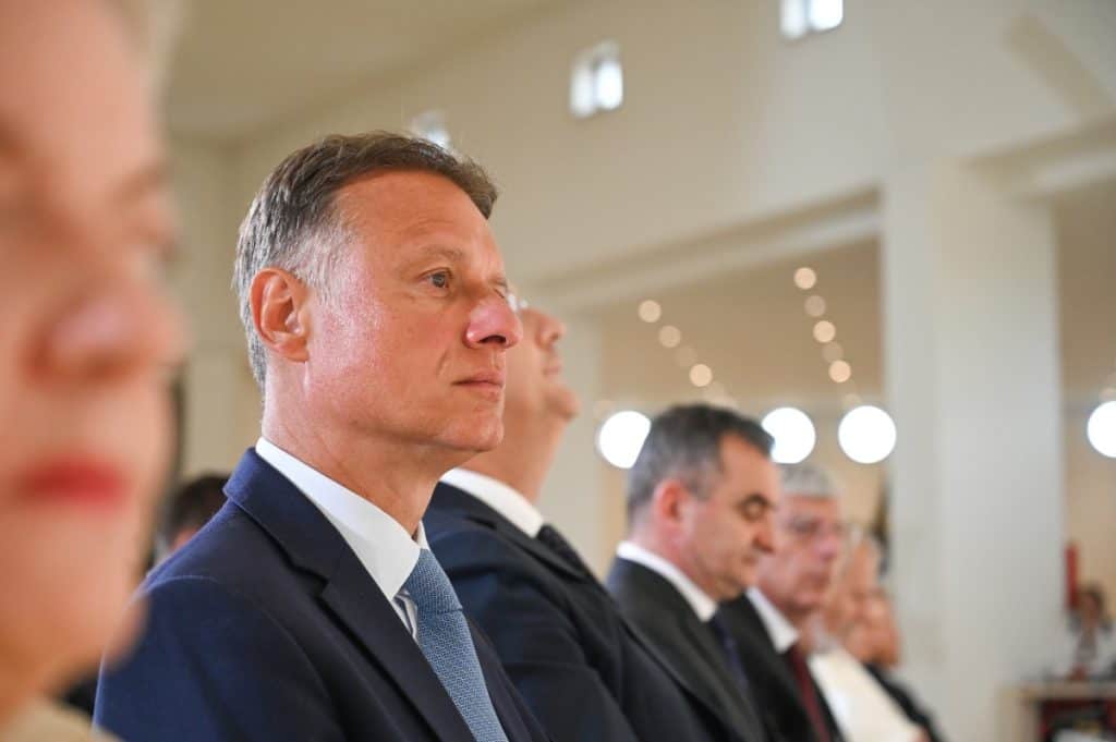 Uživo obraćanje: Povjerenstvo otvorilo predmet protiv Jandrokovića. Vodio sina na utakmicu vladinim avionom.